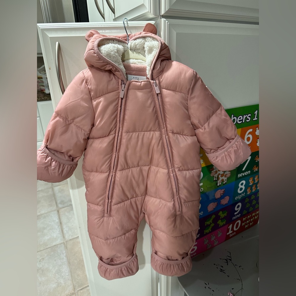 KIDS BABY RECYCLED HEAVYWEIGHT SNOWSUIT IN PRIMITIVE PINK
Blush color
Like New